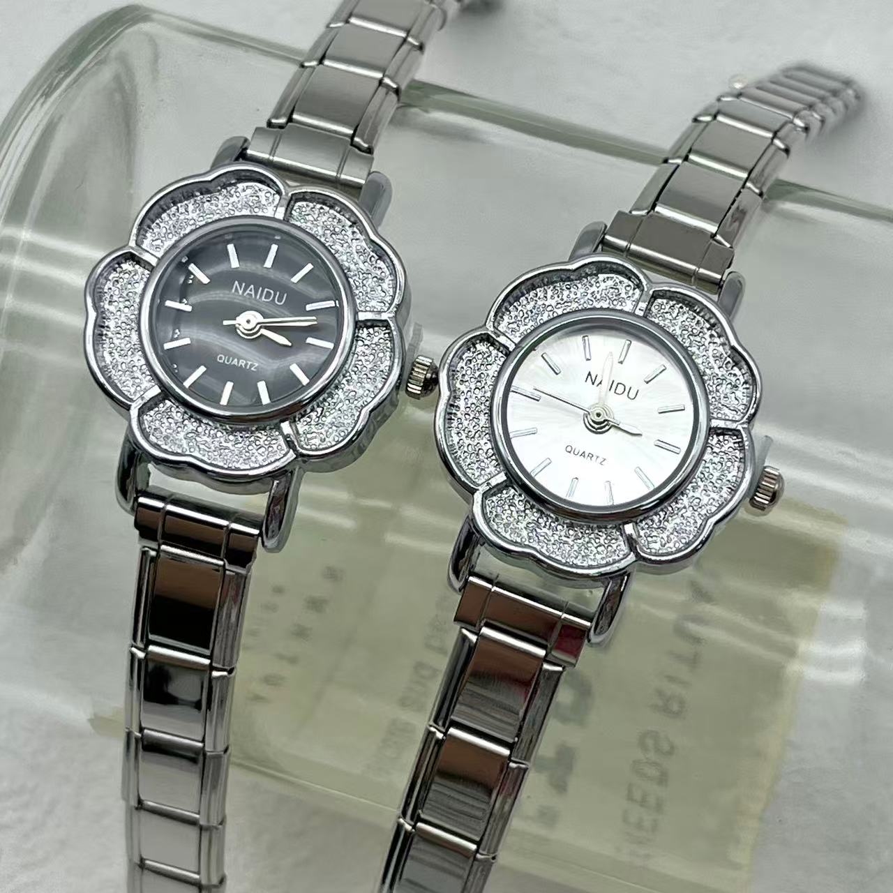 Luxury Watch Gift For Her - 지르코니아 꽃 상감이있는 여성용 쿼츠 시계