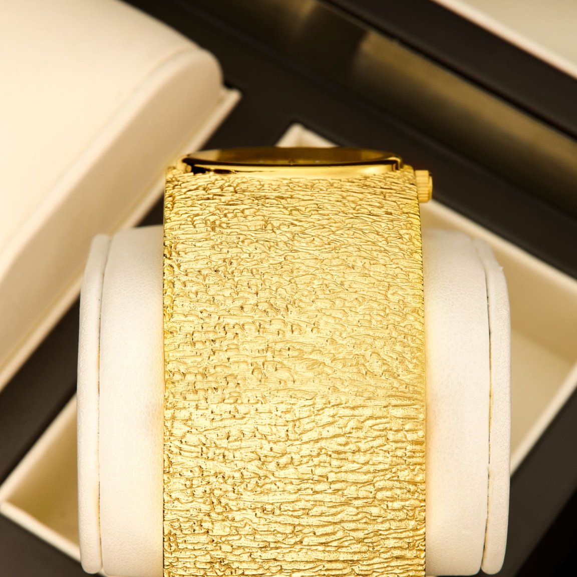 YaLaLuSi 여성용 실버 와이드 텍스처 밴드 시계  - Luxury Watch Gift For Her 리뷰 및 가격